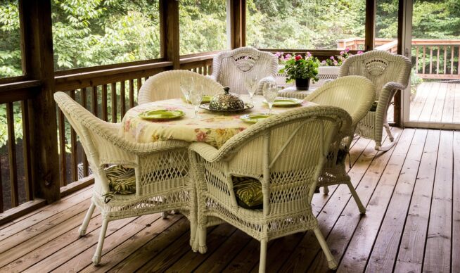 Sreened in outdoor custom deck with table and chairs