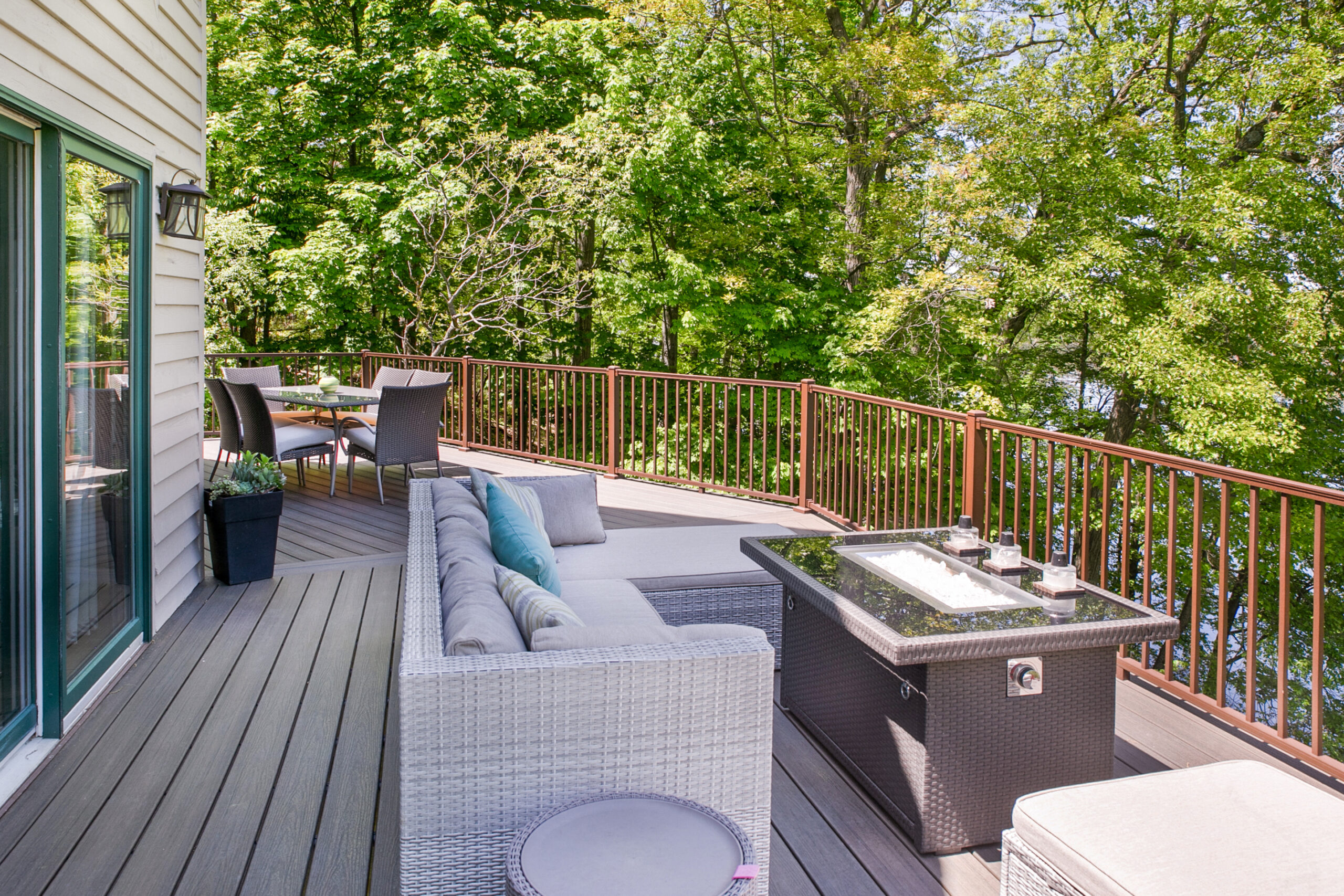 Entertainment focused deck with build in fire pit 